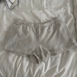 Aritzia Women's Cream and White Sweatshirt - Image 4